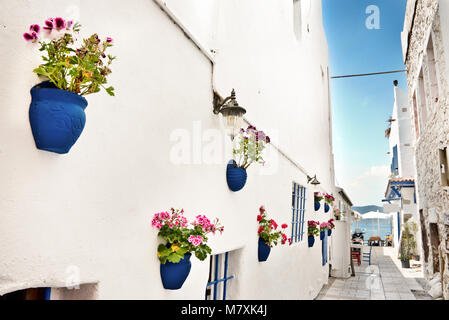 Enge Straße, das Mittelmeer im Hintergrund, Bodrum, Türkei Stockfoto