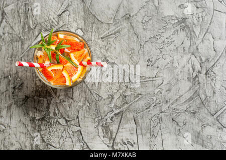 Kalte Limonade Erfrischende Sommer in einem Glas auf einem grauen Beton oder Stein. Stockfoto