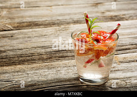 Kalte Limonade Erfrischende Sommer in einem Glas auf einem rustikalen Holzmöbeln vintage Hintergrund Stockfoto