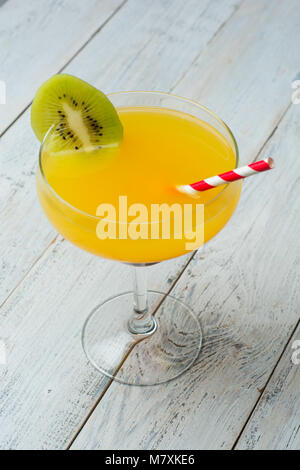 Farbenfrohe Cocktails Nahaufnahme, Ansicht von oben auf Holz- Hintergrund. Stockfoto