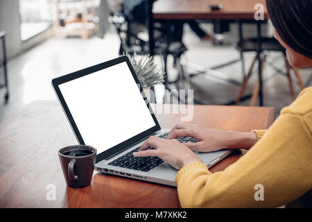 Asiatische Frau mit Laptop Computer online Aktivität auf Holz Tisch im Cafe Restaurant. Mock up Template für die Anzeige der Inhalte. Digital Lifestyle Stockfoto