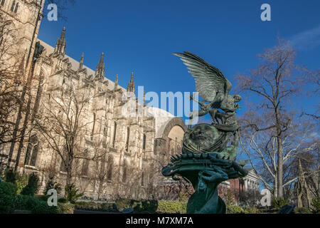 Frieden Brunnen von Greg Wyatt, im Garten in der Nähe der Kathedrale Kirche des Johannes, dass der Hintergrund nimmt installiert. Stockfoto