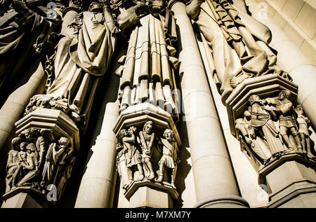 Details zu den North Tower Portal der Kathedrale St. John das Göttliche in Manhattan. Stockfoto