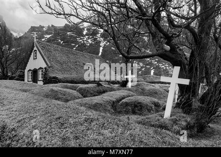 Traditionelle rasen Isländischen Hofskirkja Kirche und Friedhof in Hof, Island. Diese sod-Kirche wurde 1883 gebaut. Stockfoto