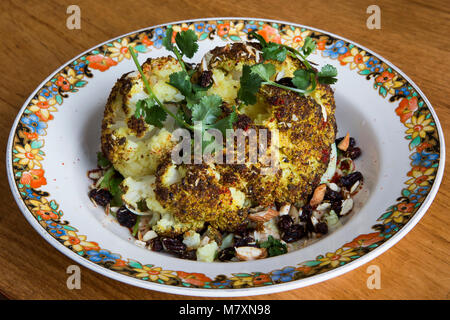 Gegrillten Blumenkohl korma, Koriander und knusprigen Rosinen. Stockfoto