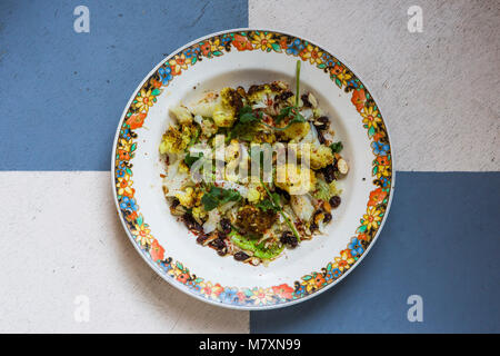 Gegrillten Blumenkohl korma, Koriander und knusprigen Rosinen. Stockfoto