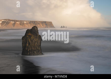 Reynisfjara schwarze Sandstrand und Reynisdrangar Basalt sea Stacks als von Dyrholaey in der Nähe von Vik, Island gesehen Stockfoto