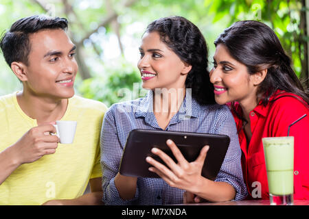 Gruppe junger Inder auf Tablet-PC Stockfoto
