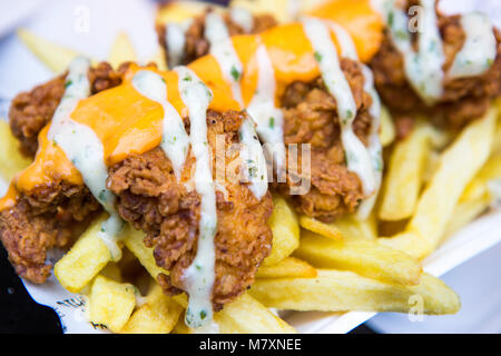 Fried Chicken und Chips mit Käse. Stockfoto