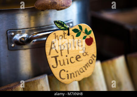 Weihnachten festliche heiße Getränke zum Verkauf am Markt - heißer Apfelsaft und Zimt. Stockfoto