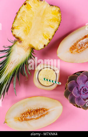 Nahaufnahme von milchshake aus Ananas und Melone gemacht Stockfoto
