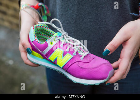 Cool vintage pink Nike Trainer mit einer Frau besetzt. Stockfoto