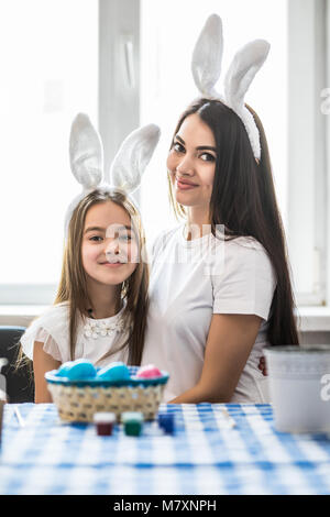 Charmant, attraktiv, hübsch, süße Mutter und Tochter die Vorbereitung auf Ostern, umarmen, Lächeln, Kamera, Ausgaben, die Zeit zusammen genießen, wir Stockfoto