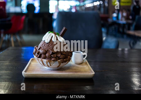 Kakao Bingsu population Koreanischen rasiert Eis Dessert mit süßen Toppings Stockfoto