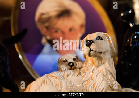 Vintage Figuren und Ornamente für Verkauf an den Markt. Stockfoto