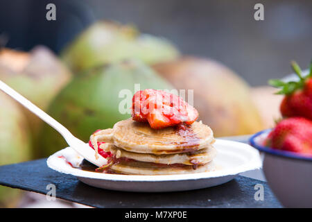 Amerikanische Pfannkuchen mit Erdbeeren und Blaubeeren. Stockfoto