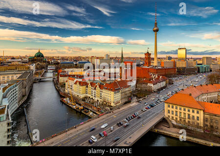 BERLIN - JAN 2018: Berlin Mitte und dem Alexanderplatz mit dem Fernsehturm, die Kathedrale und den Fluss Spree von oben gesehen auf einem sonnigen Nachmittag Stockfoto