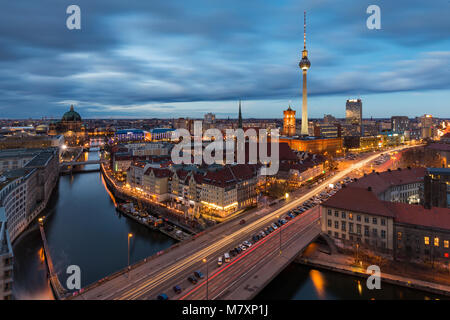 BERLIN - JAN 2018: Berlin Mitte und dem Alexanderplatz mit dem Fernsehturm, die Kathedrale und den Fluss Spree von oben gesehen nach Sonnenuntergang Stockfoto