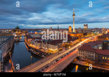 BERLIN - JAN 2018: Berlin Mitte und dem Alexanderplatz mit dem Fernsehturm, die Kathedrale und den Fluss Spree von oben gesehen nach Sonnenuntergang Stockfoto