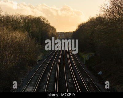 Leere Eisenbahnstrecken im südlichen London bei Sonnenuntergang Stockfoto