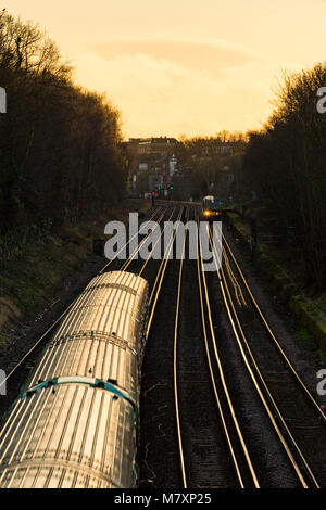 Eisenbahnlinien mit Zügen im südlichen London bei Sonnenuntergang Stockfoto