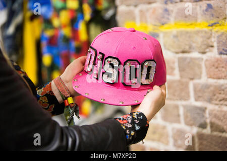 Rosa disco Baseball Hut im Vintage store. Stockfoto