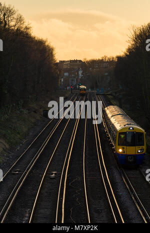 Strecken mit Bahn und S-Bahn im südlichen London bei Sonnenuntergang Stockfoto