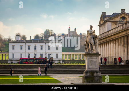 LONDON, GROSSBRITANNIEN - JAN 2018: Die Queen's House in Greenwich mit Royal Observatory im Hintergrund und Studenten der Universität Greenwich Statue vorbei gehen. Stockfoto