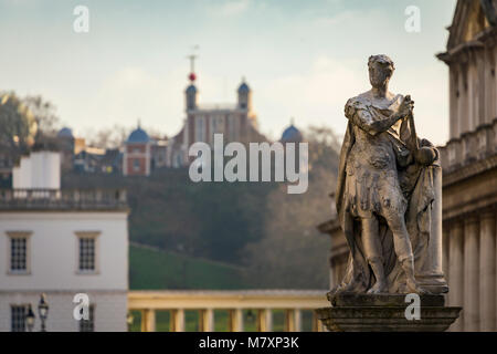 LONDON, GROSSBRITANNIEN - JAN 2018: Statue von George II i in Greenwich mit Royal Observatory im Hintergrund Stockfoto