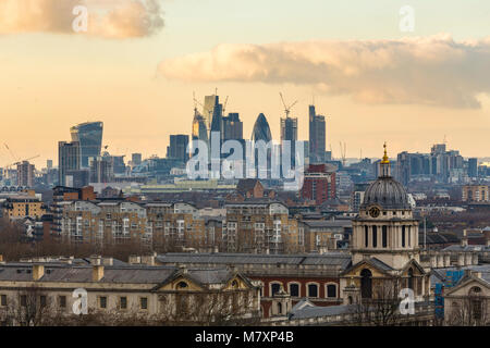 LONDON, GROSSBRITANNIEN - JAN 2018: Blick auf die Greenwich Royal Naval College mit den Wolkenkratzern der Stadt London im Abstand Stockfoto