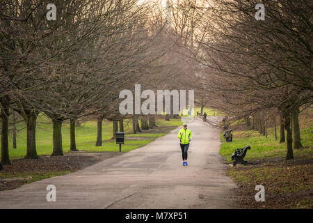 LONDON, GROSSBRITANNIEN - JAN 2018: die Läuferin in Neon top im Greenwich Park im Winter Stockfoto