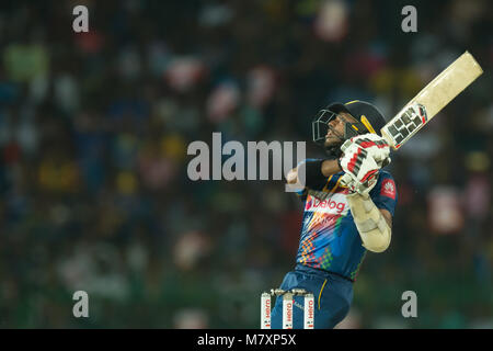 Sri Lankan Batsman Kusal Mendis Aufpassen der Ball nach dem Spielen einen Haken Schießen während der 4 20 20 International Cricket Match zwischen Indien und Sri Lanka der Tri - Nation Nidahas Trophäe am R. Premadasa Cricket Stadion in Colombo am 12. März 2018. (Foto durch Pattin Peiris/Pacific Press) Stockfoto