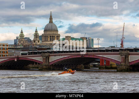 LONDON, GROSSBRITANNIEN - JAN 2018: Orange Schnellboot auf der Themse im Winter Tag Stockfoto