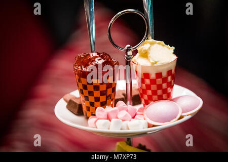 Nachmittagstee im Vintage store. Stockfoto