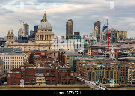 LONDON, GROSSBRITANNIEN - JAN 2018: St. Paul's Cathedral mit Millenium Brücke im Vordergrund. Stockfoto