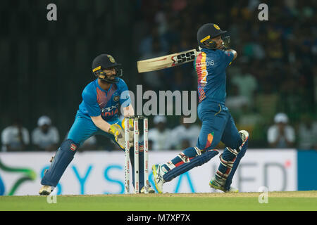 Sri Lankan Batsman Kusal Mendis (R) zieht den Ball während der 4 20 20 International Cricket Match zwischen Indien und Sri Lanka der Tri - Nation Nidahas Trophäe am R. Premadasa Cricket Stadion in Colombo am 12. März 2018. (Foto durch Pattin Peiris/Pacific Press) Stockfoto