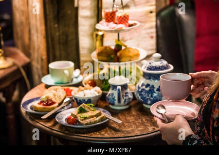 Nachmittagstee im Vintage store. Stockfoto