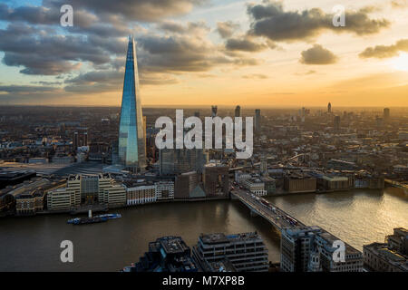 LONDON, GROSSBRITANNIEN - Feb 2018: Panoramablick auf das Luftbild von London mit dem Shard Wolkenkratzer und Themse während des Sonnenuntergangs. Stockfoto