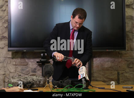 MSP-Mark McDonald schüttet sich ein Glas Wasser vor, eine Aussage zu den Medien auf seine Rückkehr zum schottischen Parlament in Edinburgh seinen Rücktritt von seinem ministeriellen Rolle und die SNP nach der Aufnahme unangemessenes Verhalten gegenüber Frauen nach. Stockfoto