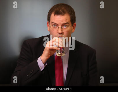 MSP-Mark McDonald macht eine Aussage der Medien über seine Rückkehr zum schottischen Parlament in Edinburgh nach seinem Rücktritt von seinem ministeriellen Rolle und die SNP nach der Aufnahme unangemessenes Verhalten gegenüber Frauen. Stockfoto