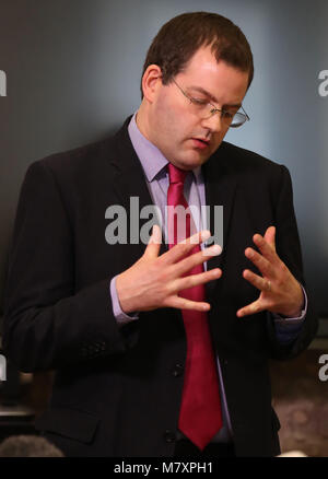 MSP-Mark McDonald, eine Aussage zu den Medien auf seine Rückkehr zum schottischen Parlament in Edinburgh nach seinem Rücktritt von seinem ministeriellen Rolle und die SNP nach der Aufnahme unangemessenes Verhalten gegenüber Frauen. Stockfoto