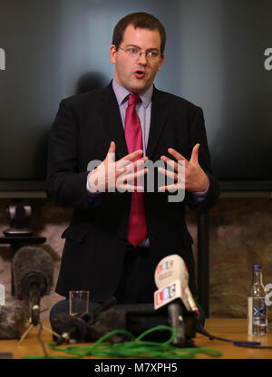 MSP-Mark McDonald, eine Aussage zu den Medien auf seine Rückkehr zum schottischen Parlament in Edinburgh nach seinem Rücktritt von seinem ministeriellen Rolle und die SNP nach der Aufnahme unangemessenes Verhalten gegenüber Frauen. Stockfoto