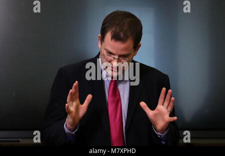 MSP-Mark McDonald, eine Aussage zu den Medien auf seine Rückkehr zum schottischen Parlament in Edinburgh nach seinem Rücktritt von seinem ministeriellen Rolle und die SNP nach der Aufnahme unangemessenes Verhalten gegenüber Frauen. Stockfoto