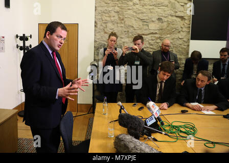 MSP-Mark McDonald, eine Aussage zu den Medien auf seine Rückkehr zum schottischen Parlament in Edinburgh nach seinem Rücktritt von seinem ministeriellen Rolle und die SNP nach der Aufnahme unangemessenes Verhalten gegenüber Frauen. Stockfoto