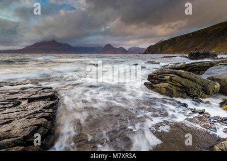 ISLE OF Skye, Großbritannien - Okt 2017: Sturmwolken über die Cuilin Ridge und eine rauhe See in Elgol Strand auf der Isle of Skye Stockfoto