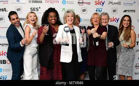 Dr Ranj Singh (links), Georgien Toffolo (Zweite links), Chris Steele (Zweiter von rechts), Ruth Langsford (Mitte), Alison Hammond (3. links), Alice Bier (3. rechts) mit dem Tagesprogramm Award für Heute Morgen während der 2018 TRIC Auszeichnungen im Grosvenor House Hotel, London. Stockfoto