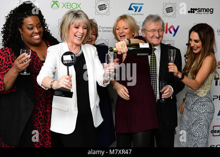 Chris Steele (Zweiter von rechts), Ruth Langsford (Zweite links), Alison Hammond (links), Alice Bier (3. rechts) mit dem Tagesprogramm Award für Heute Morgen während der 2018 TRIC Auszeichnungen im Grosvenor House Hotel, London. Stockfoto