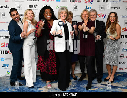 Dr Ranj Singh (links), Georgien Toffolo (Zweite links), Chris Steele (Zweiter von rechts), Ruth Langsford (Mitte), Alison Hammond (3. links), Alice Bier (3. rechts) mit dem Tagesprogramm Award für Heute Morgen während der 2018 TRIC Auszeichnungen im Grosvenor House Hotel, London. Stockfoto