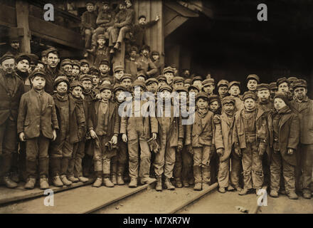 Große Gruppe von Breaker Jungen außerhalb Ewen Breaker, South Pittston, Pennsylvania, USA, Lewis Hine für nationale Kinderarbeit Ausschuss, Januar 1911 Stockfoto