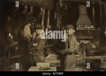 Gruppe von Jungen um Mitternacht in der Glasfabrik, Indiana, USA, Lewis Hine für nationale Kinderarbeit Ausschuss arbeiten, August 1908 Stockfoto